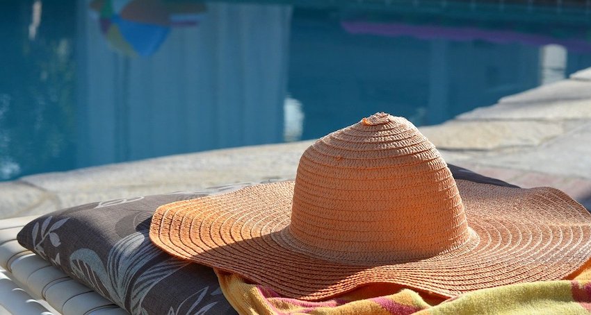 sun-hat-at-pool